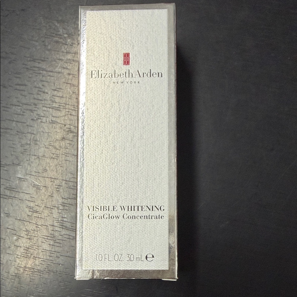 Elizabeth Arden Visible Whitening CicaGlow Concentrate - Silver and White